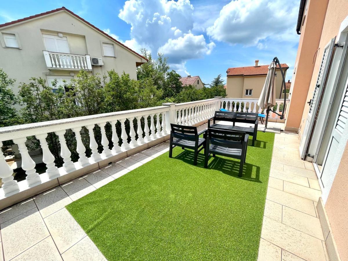 Villa Julie ยาดราโนโว ภายนอก รูปภาพ